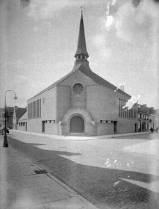 44756 Gezicht op de Wilhelminakerk (Hobbemastraat 9) te Utrecht.N.B. Het adres is later gewijzigd in Hobbemastraat 35.
